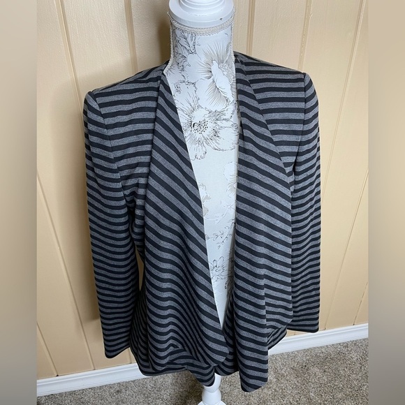 Tahari Blazer Size 6 Medium blazer jacket Gray Black Open Sweater Flowy - Picture 1 of 3